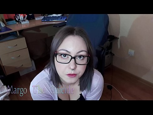 ❤️ Σέξι κορίτσι με γυαλιά πιπιλίζει Dildo βαθιά στην κάμερα ❤❌ Πορνό βίντεο